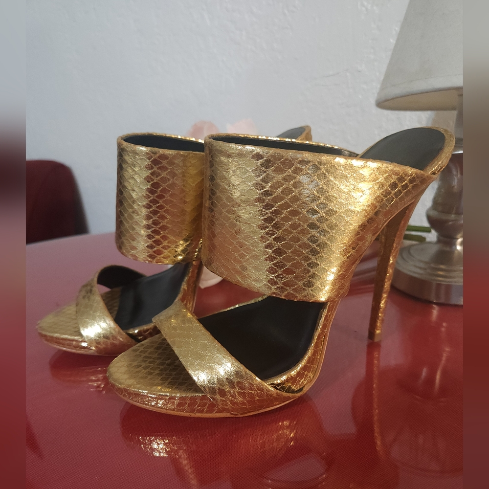 BEBE Glamorous Gold Stiletto Heels with Pointed Toe sz6 - Picture 3 of 10